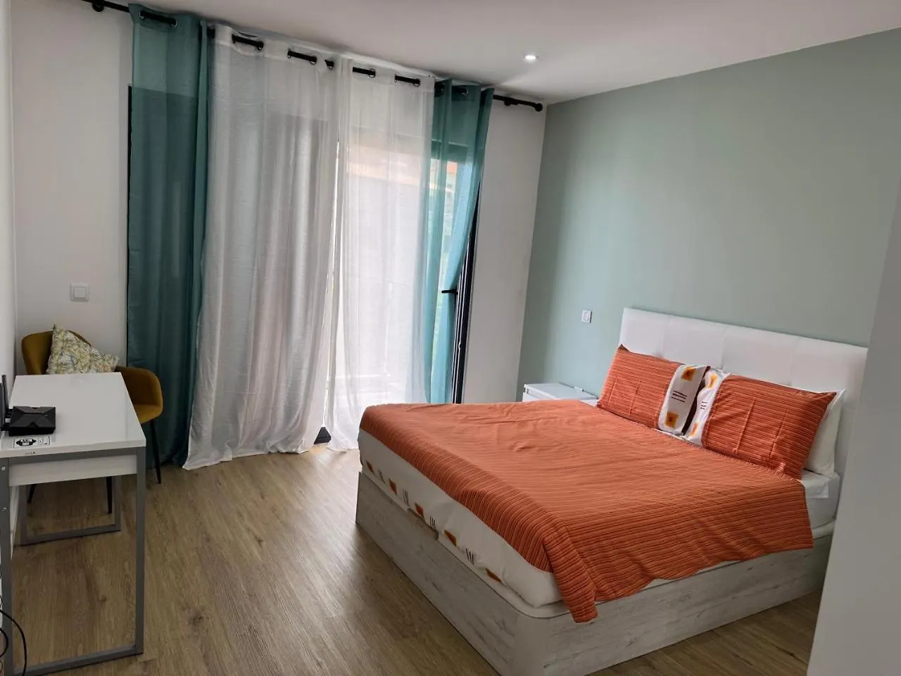B - Elegent 2 Bedroom Modern Townhouse Machico  0*, Machico (Madeira)